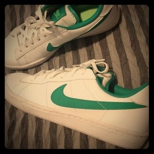 Nike Retro Woman's Green/White Tennis Shoe